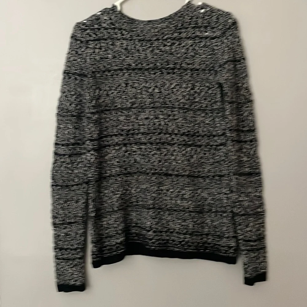 Bass Ladies XS salt & peppered knit sweater. Used but in beautiful condition.